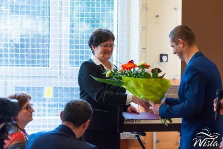 Kwiaty wręcza przewodniczący Rady Miasta Wisła Janusz Podżorski